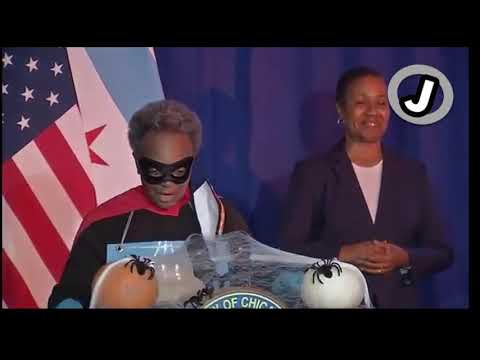 Alcaldes de Chicago, Lori Lightfoot en conferencia de prensa disfrazada como la 